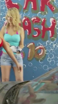 En het våt action vid biltvätten med fyra blondiner med stora tuttar