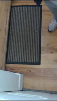 Zdesperowany chłopak pozostawiony na zewnątrz przez swojego współlokatora moczy się, a następnie mści się