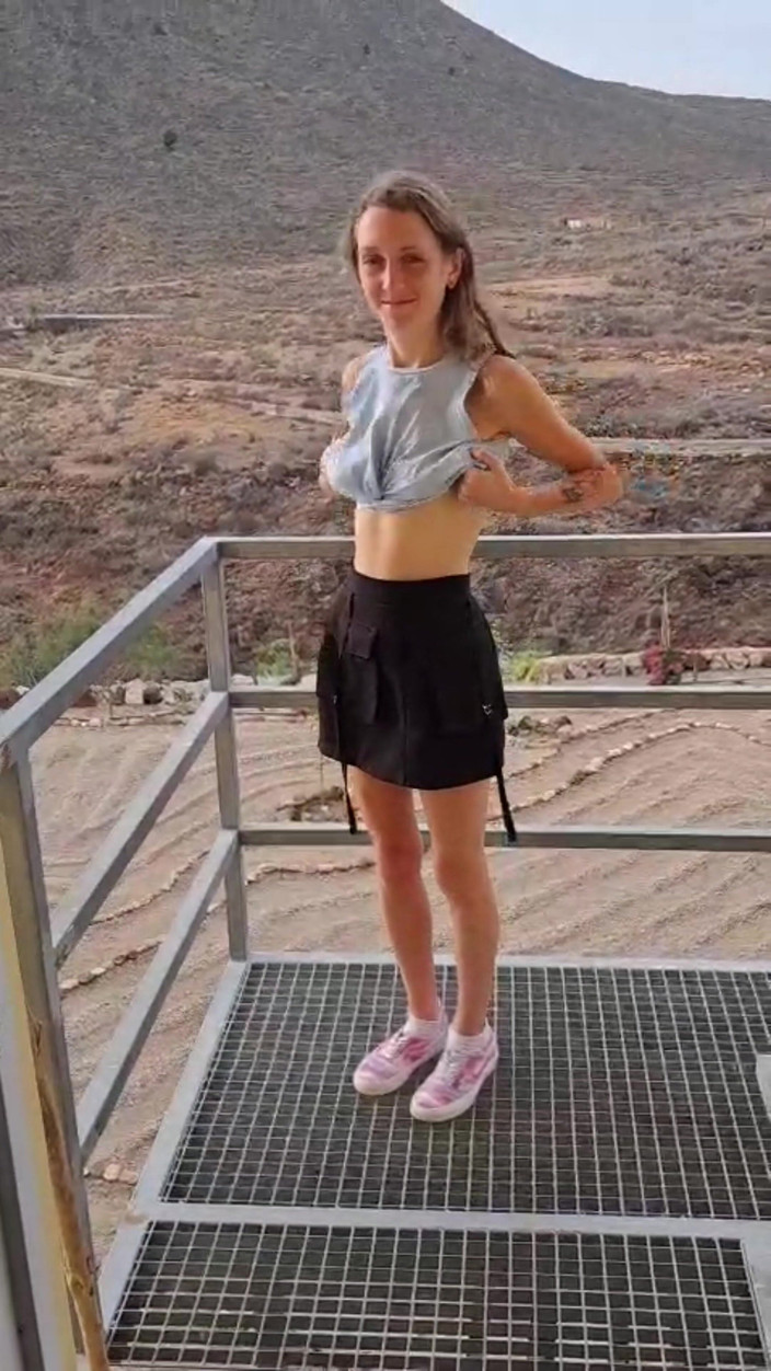 SkinnyWithAHugeDick: Ей нравятся ее сиськи