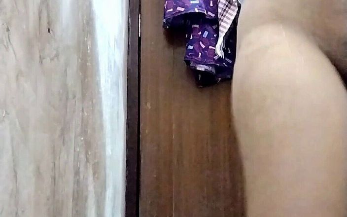 Riyathakur: Gadis kampus desi India mandi sendirian