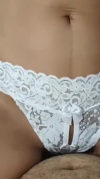 Ce scene de sex cu mama mea vitregă și sora vitregă unde îi dau sperma mea, ce delicioasă se fute