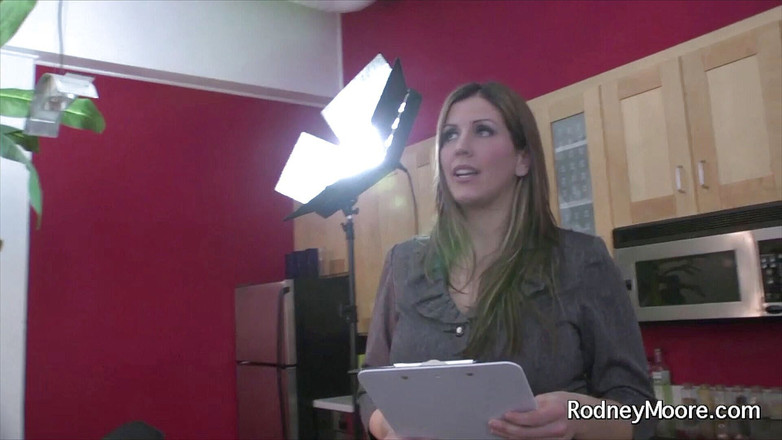 Scale Bustin Babes: Kya Dakota sexy business lady wanton fuck