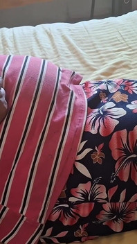 MAMUśka macocha podczas odpoczynku na łóżku