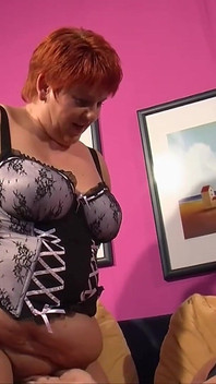 Milf berambut merah menjadi miang, menghisap zakar dan bermain dildo