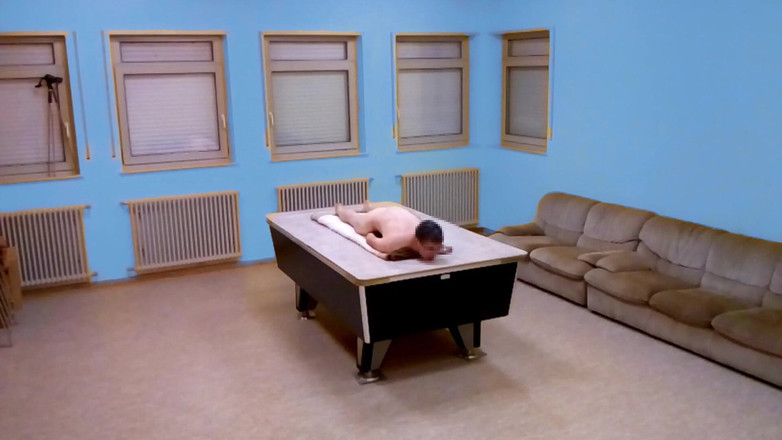 Mark Hannes: Nackte Tisch Hump Masturbation