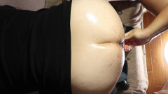 LubeLash: 胖美女插菊花和她的受虐狂。他的第一次潮吹经历