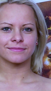 Sexy blonďatá teenagerka ošukaná velkými ptáky dvěma dobrými přáteli