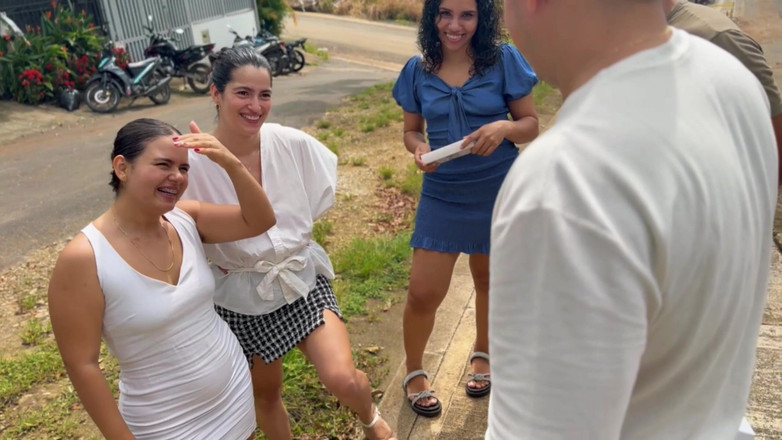 MeGanSxx: 3명의 뜨거운 라티나 여성이 낯선 사람과 성관계를 가졌다.