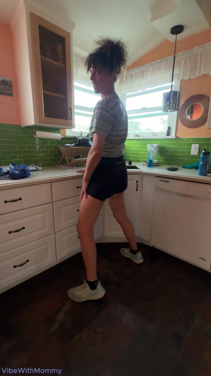 VibeWithMommy: Горячая мачеха застукала пасынка за мастурбацией