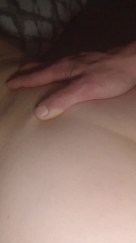Une belle-mère sexy à gros cul se fait baiser en levrette jusqu’au creampie. Sexe maison