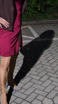 Meu vestido vermelho e meias brilhantes estão sendo