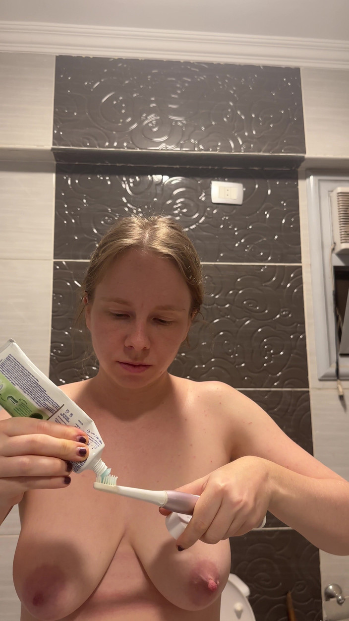 SweetLucy96: Sexy blondýnka s rovnátky