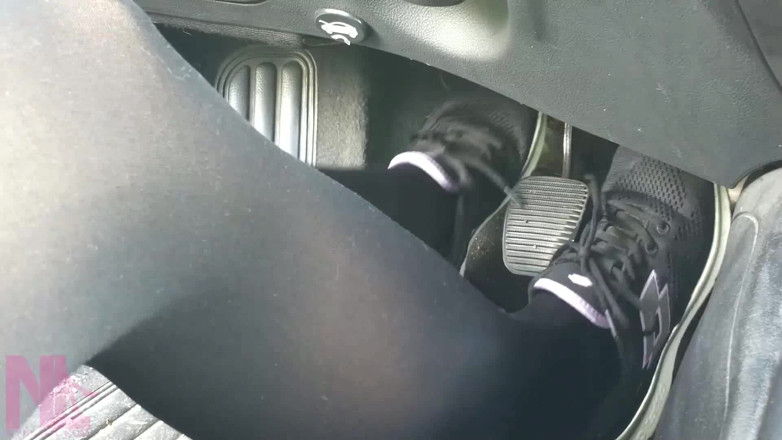 Nyllady: Siyah spor ayakkabılarla şehvetli pedal pompalıyor