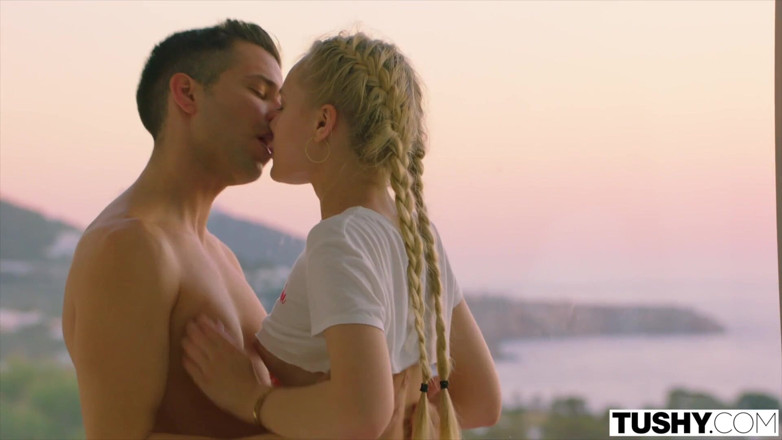 Tushy: Tushy süper azgın model çekimde genişletiliyor