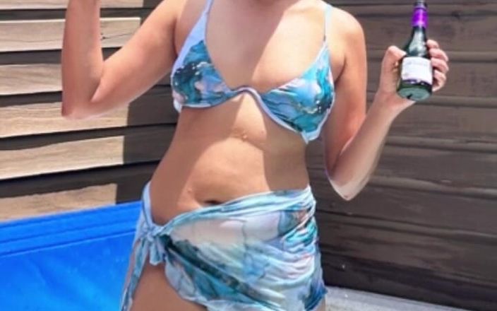 Sushma BM: Istri desi bikini