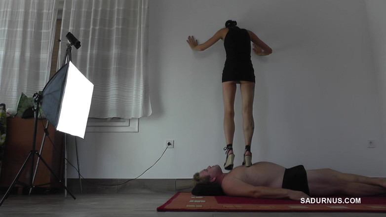 Sadurnus: Dyanna的凉鞋下