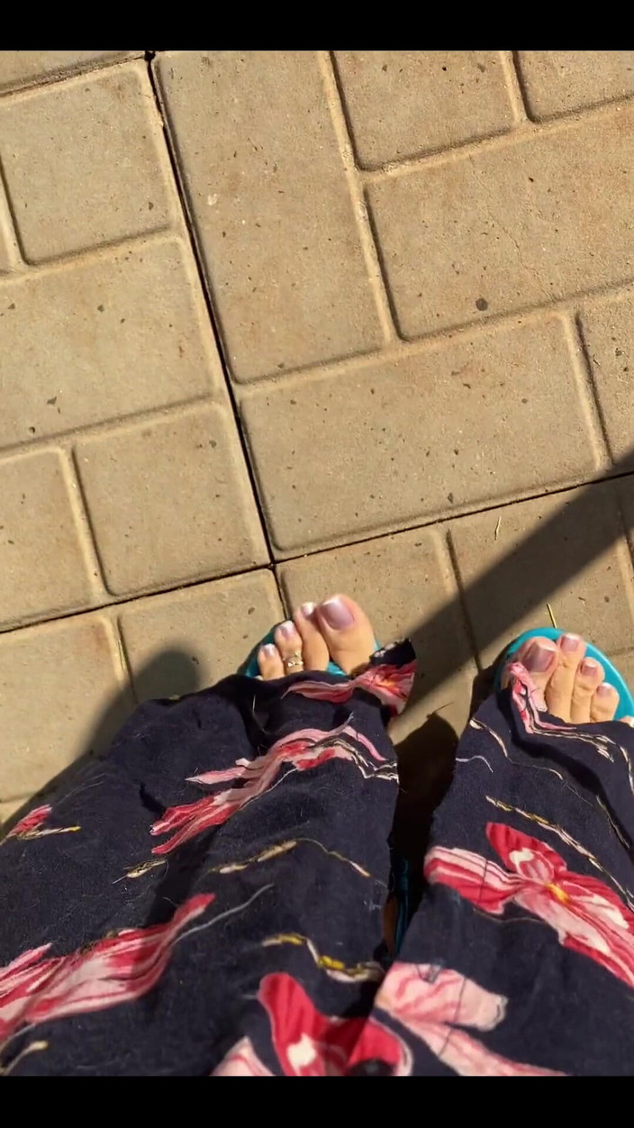 KiffaFeet: Selamat Pagi Dengan Kaki Seksi Saya Dan Sandal Biru