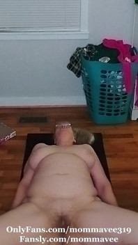Milf caliente hace yoga desnuda
