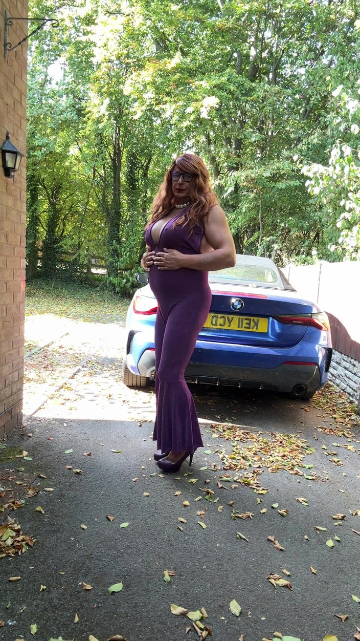 Kellycd2022: 穿着紫色紧身连衣裤和高跟鞋的性感 Crossdresser Kellycd2022