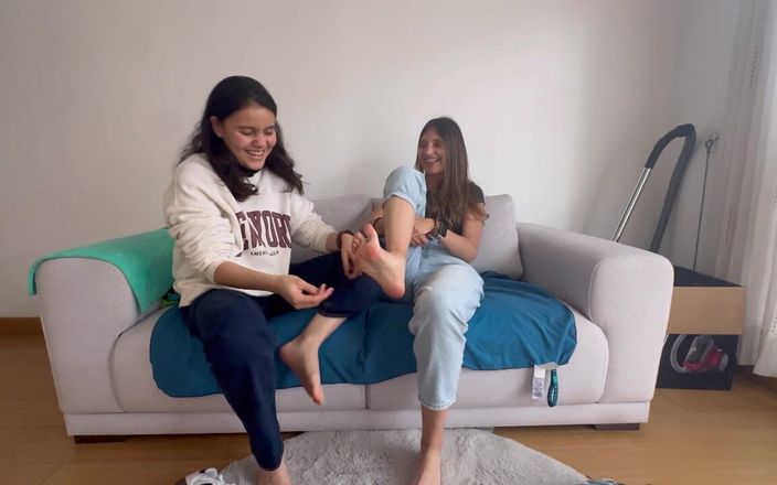 scarlettandc: Deux femmes luttent avec les pieds
