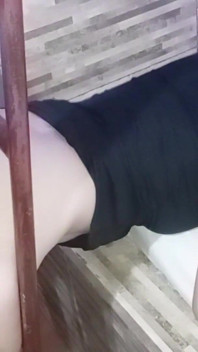 Stiefvater genießt meine muschi, während ich auf der treppe meines betts stecken sitze