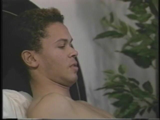 Old Good Porn: Dicker junger hengst fingert ihre schachtel, während sie einen blowjob...