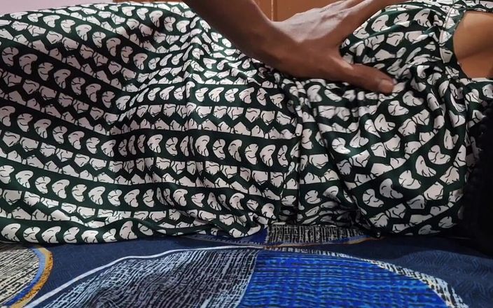 hot suman: सेक्सी सौतेली मम्मी बिस्तर पर और अपने स्तन और चूत को छू रही है और उसका सौतेला बेटा उसके पूरे शरीर को छू रहा है