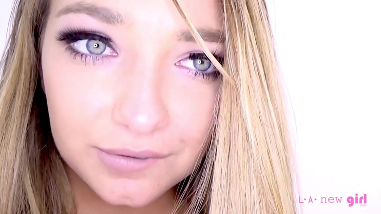 L.A. New Girl: Amatoare blondă suge pula și este futută tare la ședința foto