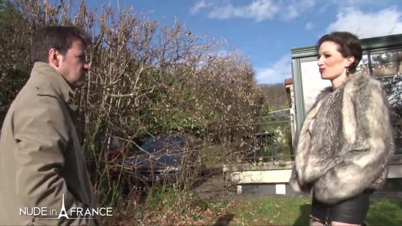 Nude in France: 집에서 엉덩이를 동시에 보여주는 미시 부르주아