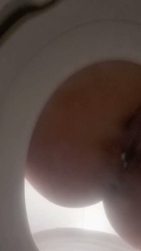 Inodoro esclava de baño mirando a Bellealiz meando y pedos