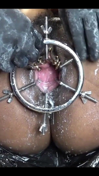 Die versaute schlampenkönigin dark dea fickte, fistet und pisst ihre fiese sahnige muschi (extrem) teil.4
