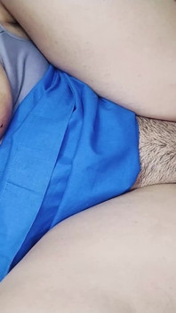 若いいたずらな継息子は、大きなおっぱい継母にグリルフレンドとのセックスを教えるように頼む