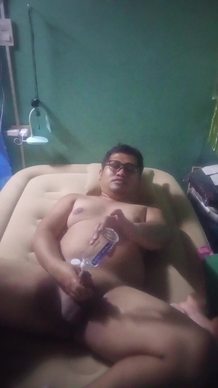 BossRaei: Aku lagi asik ngentot boneka seks ini di kamarku
