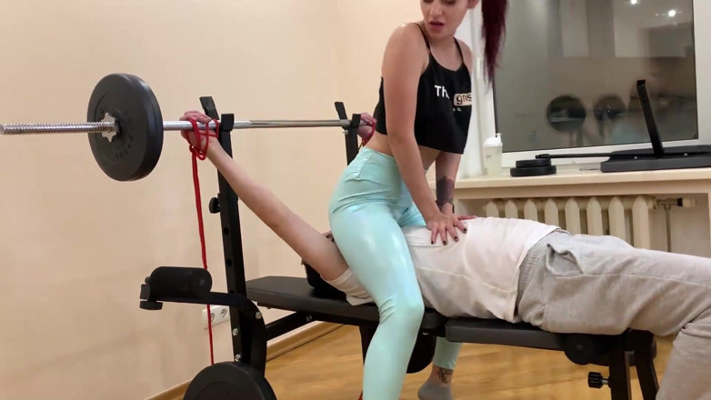 Petite Princesses Femdom: Roodharige meesteres Sofi in blauwe legging zittend op je gezicht...