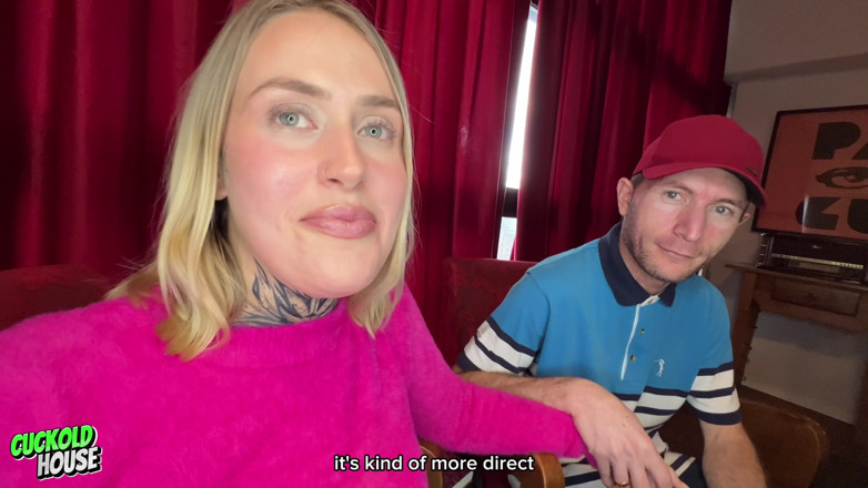 CuckoldHouse: Vdaná žena se účastní orgie se 3 muži, zatímco její manžel paroháč sleduje...