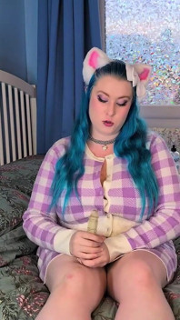Gioco anale in modalità kitty- ragazza da sola