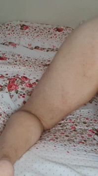Karım aç göt deliğimi siyah göt tıkacıyla test ediyor. Sert bir elle muamele çekerken beni sikiyor