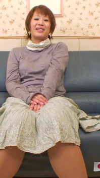 Short hair Japanese cougar creampie