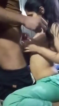 Paquistaní sola en casa