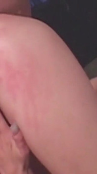 Des salopes matures fistent leur chatte dégoulinante dans un trio déjanté