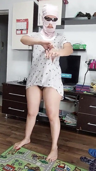 Sexy Ehefrau Macht Hausarbeit Nackt. Heiße Behaarte Latina, Dicke Titten, Dicker Arsch. Heiße Ehefrau Massiert