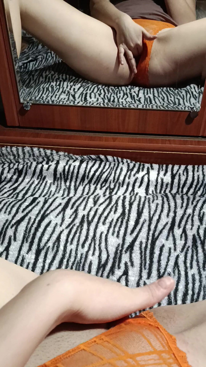 OniSoi: 팬티를 벗지 않고 거울 앞에서 집에서 자위