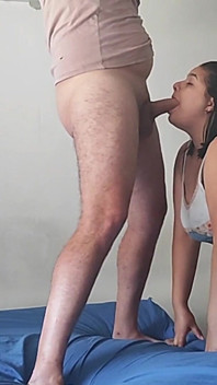 나는 불충실하고 내 발정난 남친은 자지를 삼키는 것으로 나를 처벌해
