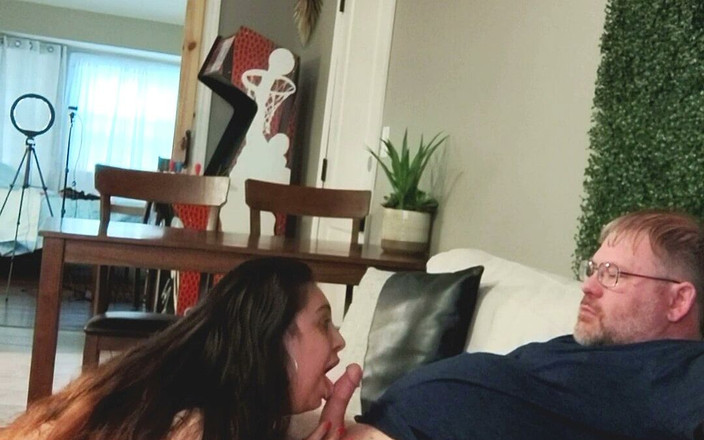 Red Queen: カックックの自撮り - 妻が若い4フィート10インチの太めのラティーナに寝取られているのを見て撮影