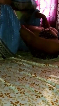 Heiße indische bhabhi fickte doggystyle in blauer sari