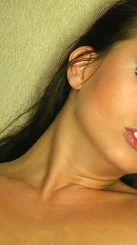 Sexy brunette toont haar poesje terwijl ze het gretig masturbeert