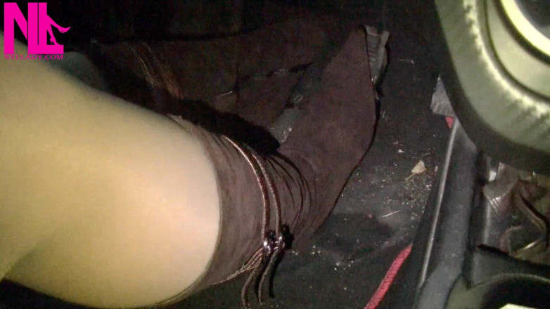Nyllady: Dirigindo em meia-calça nua e bombas de fivela bindo