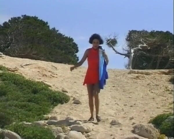 Deutsche Damen: Atemberaubendes deutsches küken mit dunklen haaren liebt es, am strand...