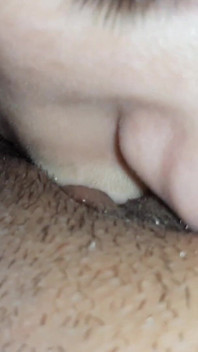 彼女は私のパンティーを引き裂いて、私のマンコに早く到達し、舐めたり、吸ったり、キスしたりします