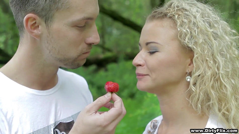 Moms Passions: Romantisk knull på en picknickfilt
